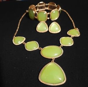 Elegant Green and Gold Necklace Set